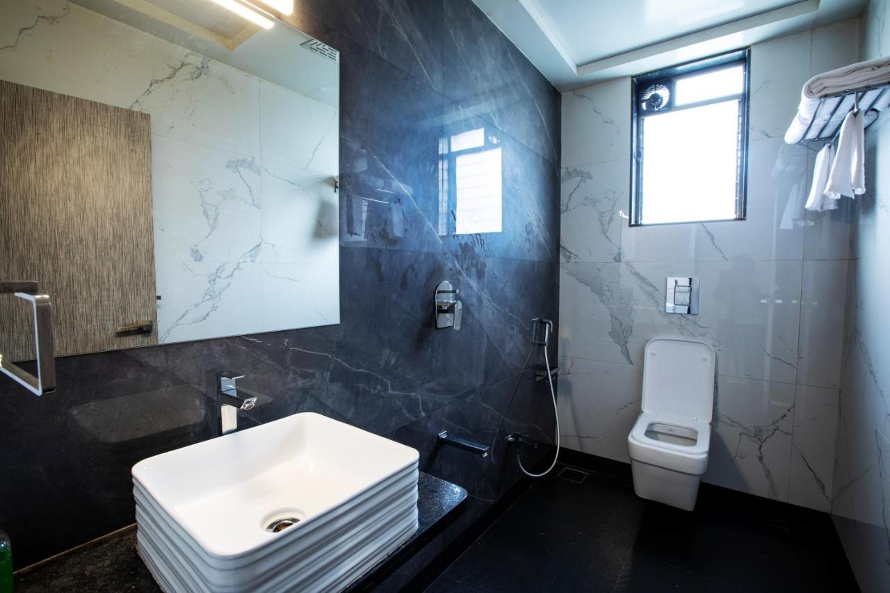 ホテル Megh Residency ナビムンバイ エクステリア 写真